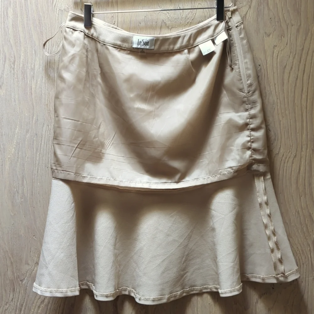 Le Suit Crepe Flounce Beige Skirt size 8
